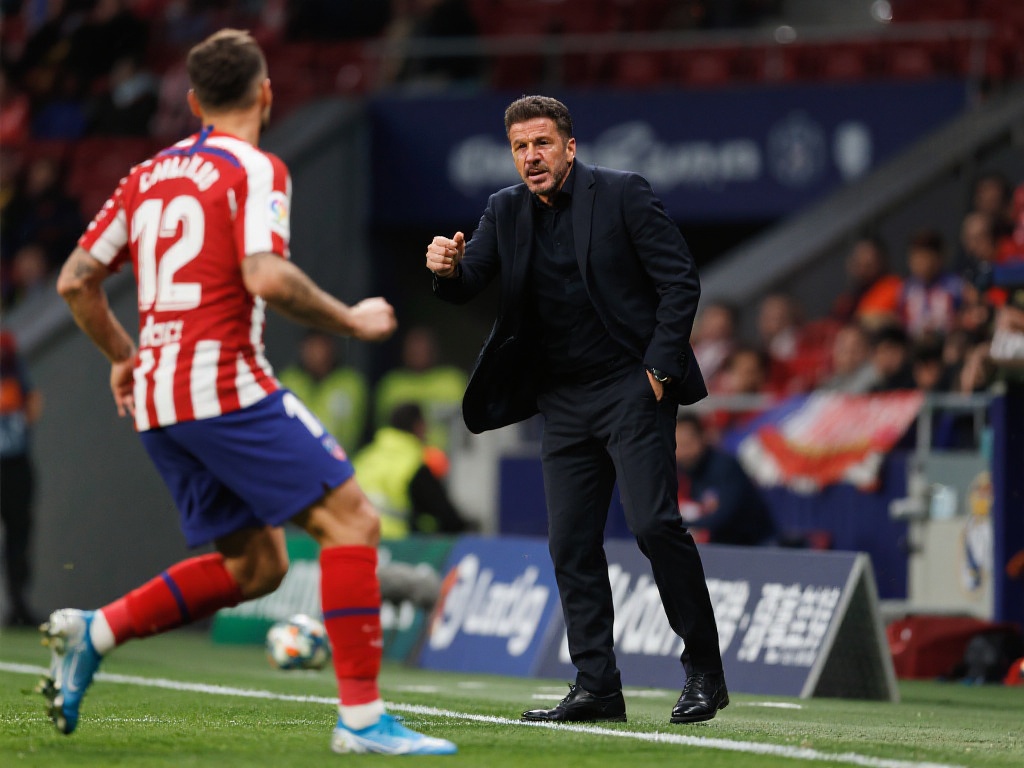 西蒙尼强忍泪水,国王杯巴萨淘汰令其动容 迭戈·西蒙尼,作为马竞主帅,他一直以坚定